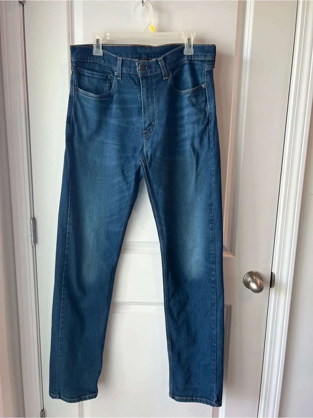 Classic Men's 505 Straight-Leg Levi’s Jeans in Dark Blue. 34 x 36